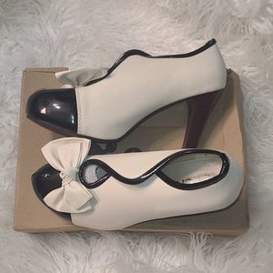 CRAB LEATHER HIGH HEELS CREAM BLACK SZ 38 NIB